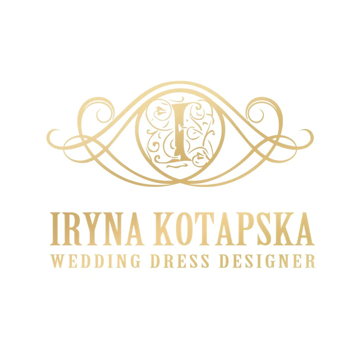 Goldverzierter Schriftzug mit einer dekorativen Maske über IRYNA KOTAPSKA HOCHZEITSKLEID DESIGNER in eleganter Serifenschrift, die die Essenz der exklusiven Brautmode für Ihr Brautatelier in Nürnberg einfängt.