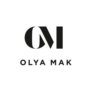 Schwarzes OM-Monogramm über dem Text OLYA MAK auf weißem Hintergrund, der elegante Brautmode in Nürnberg bei Dornröschen zeigt.