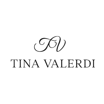 Schwarzes TV-Monogramm über dem Namen Tina Valerdi in eleganter Serifenschrift auf weißem Grund, das die exquisite Brautmode beim Dornröschen Brautatelier widerspiegelt.